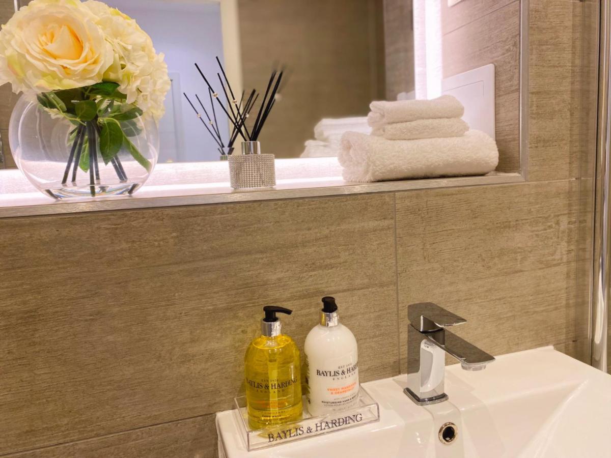 Newpointe Stunning 1-Bedroom Serviced Apartment Milton Keynes Esterno foto